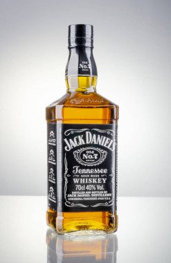 Kwidzyn, Polonya - 8 Nisan 2018: degrade arka plan üzerinde izole şişe Jack Daniels viski. Jack Daniels ekşi mash viski 1866 yılından bu yana Tennessee ABD'de distile