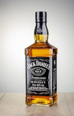 Kwidzyn, Polonya - 8 Nisan 2018: degrade arka plan üzerinde izole şişe Jack Daniels viski. Jack Daniels ekşi mash viski 1866 yılından bu yana Tennessee ABD'de distile
