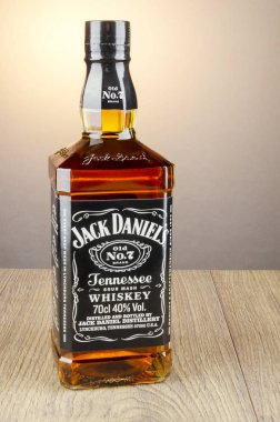 Kwidzyn, Polonya - 8 Nisan 2018: degrade arka plan üzerinde izole şişe Jack Daniels viski. Jack Daniels ekşi mash viski 1866 yılından bu yana Tennessee ABD'de distile
