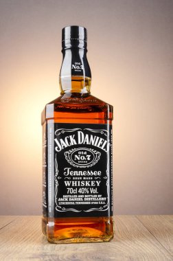 Kwidzyn, Polonya - 8 Nisan 2018: degrade arka plan üzerinde izole şişe Jack Daniels viski. Jack Daniels ekşi mash viski 1866 yılından bu yana Tennessee ABD'de distile
