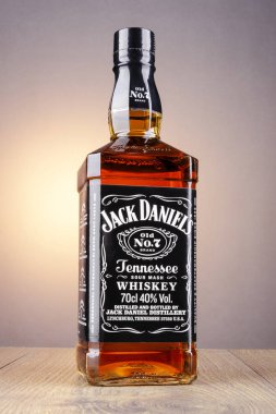 Kwidzyn, Polonya - 8 Nisan 2018: degrade arka plan üzerinde izole şişe Jack Daniels viski. Jack Daniels ekşi mash viski 1866 yılından bu yana Tennessee ABD'de distile
