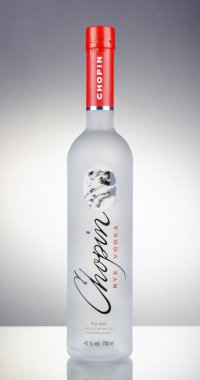 Kwidzyn, Polonya - 27 Mart 2018: Chopin çavdar votka beyaz arka plan üzerinde izole. Siedlce, Polonya'da üretilir. Dört kez distile ve Polonya'da 1993 yılından bu yana teklif edildi