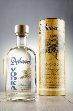 Kwidzyn, Polonya - 12 Nisan 2018: Debowa votka üzerinde gradyan arka plan izole ahşap saplı. Polonya Debowa Polska tarafından 1982 yılında kurulan Siedlec, üretilen bilenler için meyveli meşe votka olduğunu