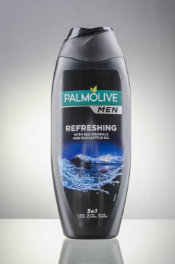 Kwidzyn, Polonya 12 Nisan 2018: ABD'li Colgate-Palmolive 1806 yılında kurulan şirket tarafından üretilen degrade arka plan üzerinde izole Palmolive duş jeli.