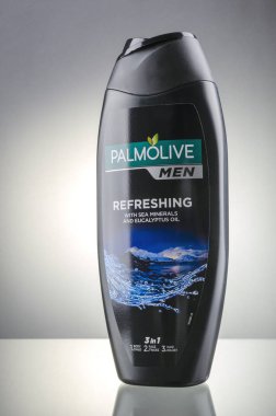 Kwidzyn, Polonya 12 Nisan 2018: ABD'li Colgate-Palmolive 1806 yılında kurulan şirket tarafından üretilen degrade arka plan üzerinde izole Palmolive duş jeli.