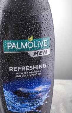 Kwidzyn, Polonya 12 Nisan 2018: ABD'li Colgate-Palmolive 1806 yılında kurulan şirket tarafından üretilen degrade arka plan üzerinde izole Palmolive duş jeli.