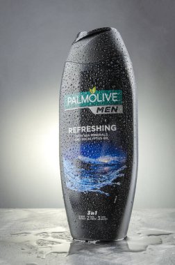 Kwidzyn, Polonya 12 Nisan 2018: ABD'li Colgate-Palmolive 1806 yılında kurulan şirket tarafından üretilen degrade arka plan üzerinde izole Palmolive duş jeli.