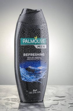 Kwidzyn, Polonya 12 Nisan 2018: ABD'li Colgate-Palmolive 1806 yılında kurulan şirket tarafından üretilen degrade arka plan üzerinde izole Palmolive duş jeli.