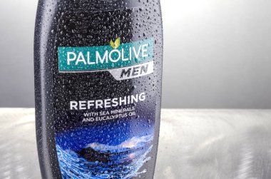 Kwidzyn, Polonya 12 Nisan 2018: ABD'li Colgate-Palmolive 1806 yılında kurulan şirket tarafından üretilen degrade arka plan üzerinde izole Palmolive duş jeli.