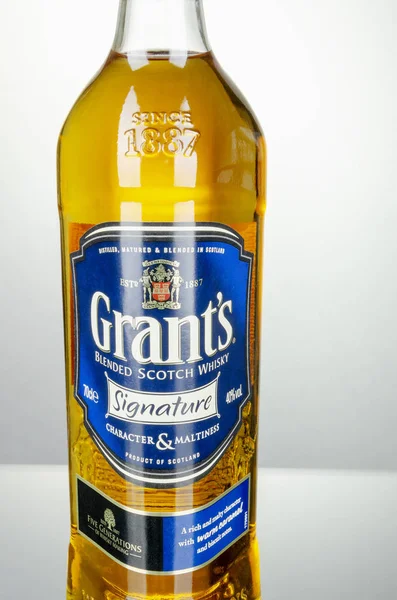 Kwidzyn, Polonya - 7 Nisan 2018: Hibe harmanlanmıştır viski degrade arka plan üzerinde izole. Hibe üretilen William Grant ve İskoçya'da oğulları tarafından 1887 yılından bu yana