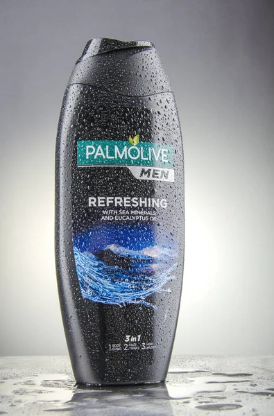 Kwidzyn, Polonya 12 Nisan 2018: ABD'li Colgate-Palmolive 1806 yılında kurulan şirket tarafından üretilen degrade arka plan üzerinde izole Palmolive duş jeli.