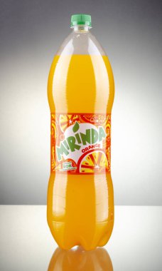 Kwidzyn, Polonya 27 Mart 2018: Mirinda şişe içki degrade arka plan üzerinde. Mirinda İspanya'da oluşturulan bir meşrubat var. Pepsico tarafından 1970'den beri Mirinda sahip olduğu