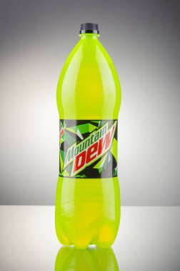 Kwidzyn, Polonya - 27 Mart 2018: degrade arka plan üzerinde izole Mountain Dew şişe içki. Mountain Dew narenciye aromalı Pepsico tarafından üretilen meşrubat. Mountain Dew 1940 yılında tanıtıldı