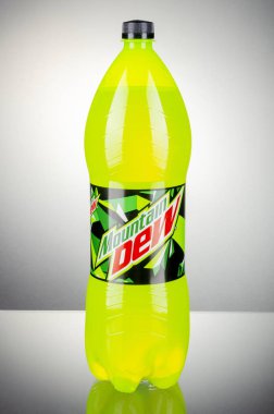 Kwidzyn, Polonya - 27 Mart 2018: degrade arka plan üzerinde izole Mountain Dew şişe içki. Mountain Dew narenciye aromalı Pepsico tarafından üretilen meşrubat. Mountain Dew 1940 yılında tanıtıldı