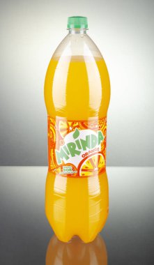 Kwidzyn, Polonya 27 Mart 2018: Mirinda şişe içki degrade arka plan üzerinde. Mirinda İspanya'da oluşturulan bir meşrubat var. Pepsico tarafından 1970'den beri Mirinda sahip olduğu