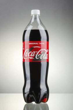 Kwidzyn, Polonya - 27 Mart 2018: degrade arka plan üzerinde izole şişe Coca-Cola İçecek. Coca-Cola gazlı alkolsüz içecek Coca Cola Company tarafından üretilen var. Coca-Cola 1886 yılında tanıtıldı