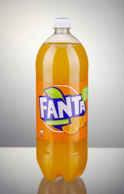 Kwidzyn, Polonya 7 Nisan 2018: Fanta şişe içki degrade arka plan üzerinde. Fanta, meyve aromalı gazlı alkolsüz içecek Coca Cola Company tarafından üretilen olduğunu. Fanta 1941 yılında tanıtıldı.