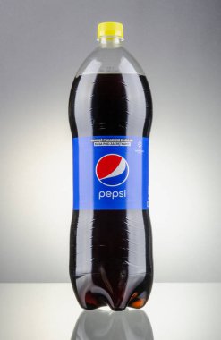 Kwidzyn, Polonya - 7 Nisan 2014: degrade arka plan üzerinde izole Pepsi şişe içki. Pepsi gazlı meşrubat Pepsico tarafından üretilen var. Pepsi oluşturuldu ve 1893 yılında geliştirilen