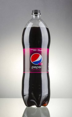 Kwidzyn, Polonya - 7 Nisan 2014: degrade arka plan üzerinde izole Pepsi şişe içki. Pepsi gazlı meşrubat Pepsico tarafından üretilen var. Pepsi oluşturuldu ve 1893 yılında geliştirilen