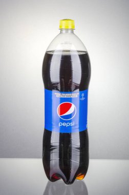 Kwidzyn, Polonya - 7 Nisan 2014: degrade arka plan üzerinde izole Pepsi şişe içki. Pepsi gazlı meşrubat Pepsico tarafından üretilen var. Pepsi oluşturuldu ve 1893 yılında geliştirilen