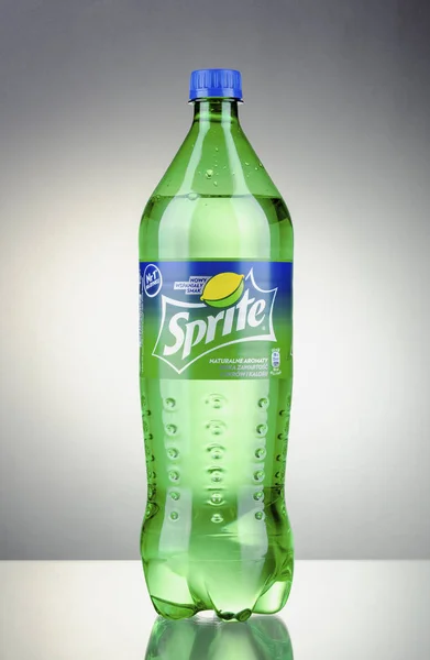 グラデーションの背景でポーランド 2018 スプライトの瓶ドリンク スプライトは コーラ社によって生成されるレモンのような風味を付けられた清涼飲料です スプライトが 1961 年に導入されました — ストック写真