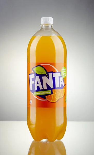 グラデーションの背景でポーランド 2018 ファンタの瓶ドリンク ファンタは コーラ社によって生成されるフルーツ風味炭酸清涼飲料です ファンタが 1941 年に導入されました — ストック写真