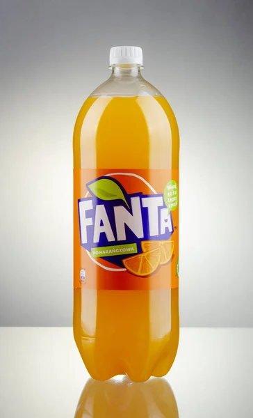 Kwidzyn Pologne Avril 2018 Bouteille Boisson Fanta Sur Fond Dégradé — Photo