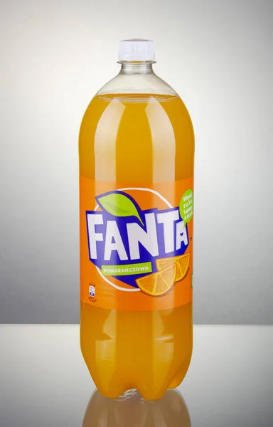 グラデーションの背景でポーランド 2018 ファンタの瓶ドリンク ファンタは コーラ社によって生成されるフルーツ風味炭酸清涼飲料です ファンタが 1941 年に導入されました — ストック写真