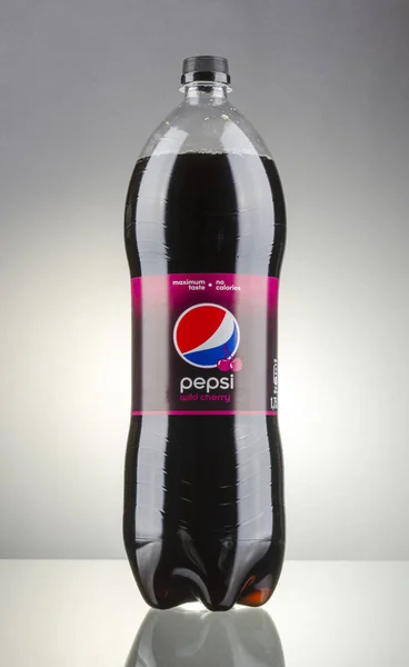 Kwidzyn Polsko Dubna 2014 Láhev Pepsi Nápoje Izolované Pozadí Přechodem — Stock fotografie