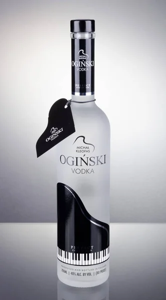 Kwidzyn Polonia Marzo 2018 Vodka Oginski Aislado Sobre Fondo Degradado —  Fotos de Stock