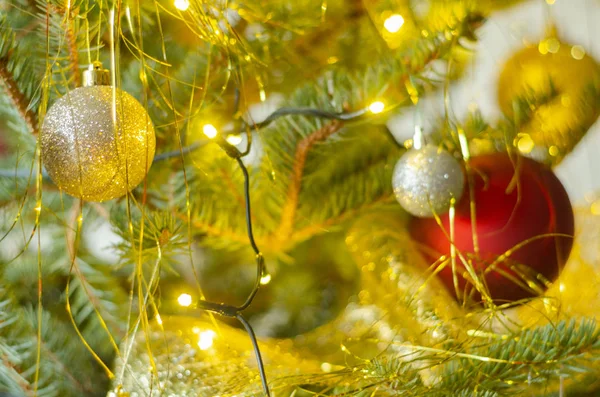 Χριστουγεννιάτικες Μπάλες Στο Χριστουγεννιάτικο Δέντρο — Φωτογραφία Αρχείου