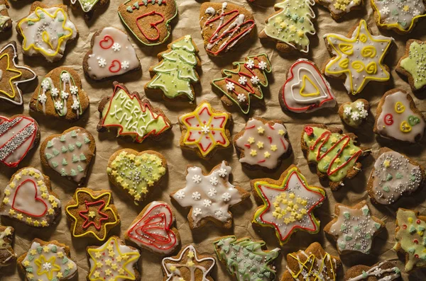 Köstliche Handgemachte Lebkuchen Auf Grauem Papier — Stockfoto