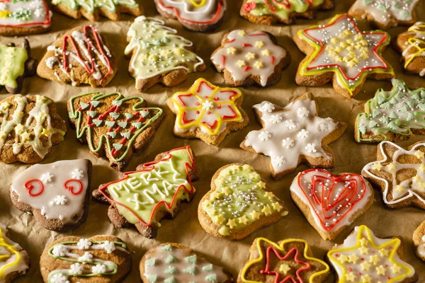 Köstliche Handgemachte Lebkuchen Auf Grauem Papier — Stockfoto