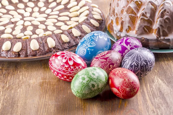 Barevné Ruční Poškrábaný Velikonoční Vajíčka Velikonoční Dort Dřevěný Stůl — Stock fotografie