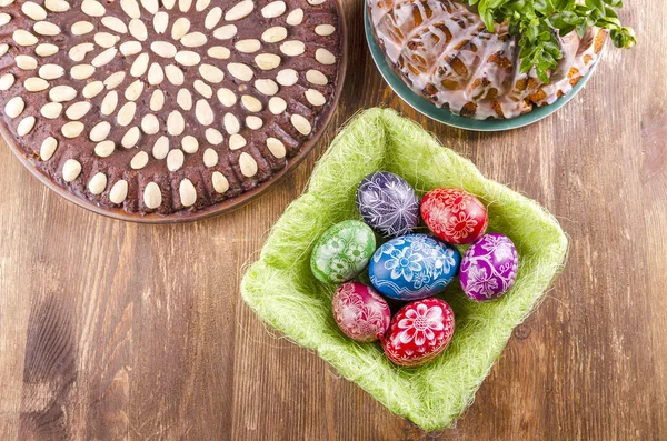 Kolorowe Ręcznie Porysowany Pisanki Wielkanocne Ciasto Drewnianym Stole — Zdjęcie stockowe