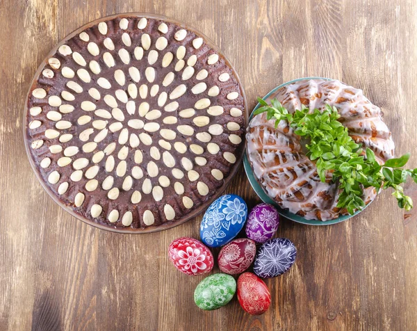 Bunte Handgefertigte Zerkratzte Ostereier Und Osterkuchen Auf Holztisch — Stockfoto