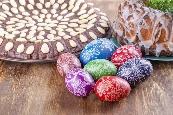 Bunte Handgefertigte Zerkratzte Ostereier Und Osterkuchen Auf Holztisch — Stockfoto