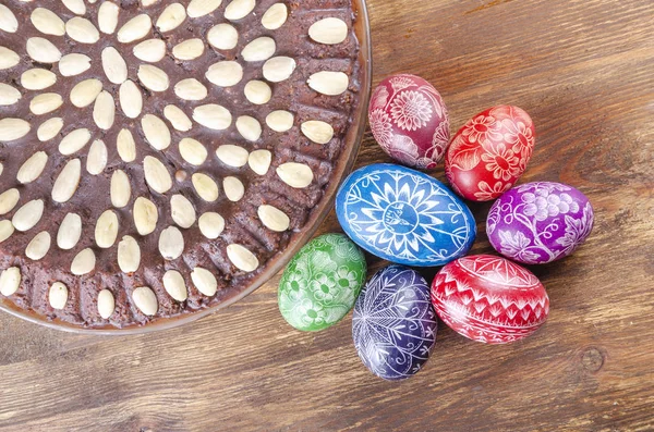 Bunte Handgefertigte Zerkratzte Ostereier Und Osterkuchen Auf Holztisch — Stockfoto