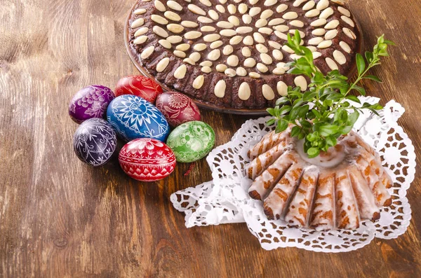 Bunte Handgefertigte Zerkratzte Ostereier Und Osterkuchen Auf Holztisch — Stockfoto