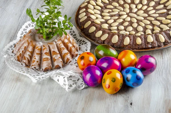 Bunte Ostereier Und Osterkuchen Auf Holztisch — Stockfoto