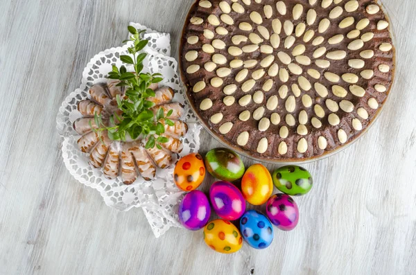 Kleurrijke Paaseieren Pasen Cake Houten Tafel — Stockfoto