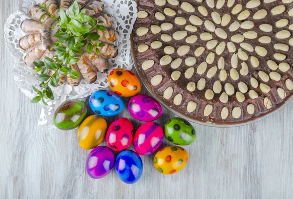 Kleurrijke Paaseieren Pasen Cake Houten Tafel — Stockfoto