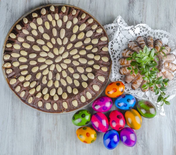 Färgglada Påskägg Och Påsk Kaka Träbord — Stockfoto