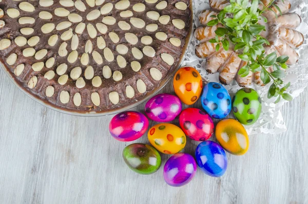 Bunte Ostereier Und Osterkuchen Auf Holztisch — Stockfoto