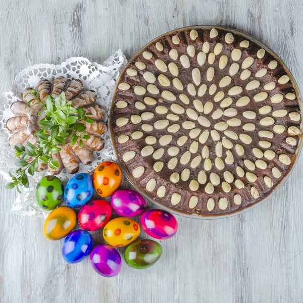 Kolorowe Pisanki Wielkanocne Ciasto Drewnianym Stole — Zdjęcie stockowe