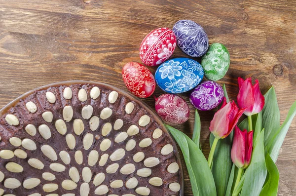 Bunte Ostereier Osterkuchen Und Tulpen Auf Holztisch — Stockfoto