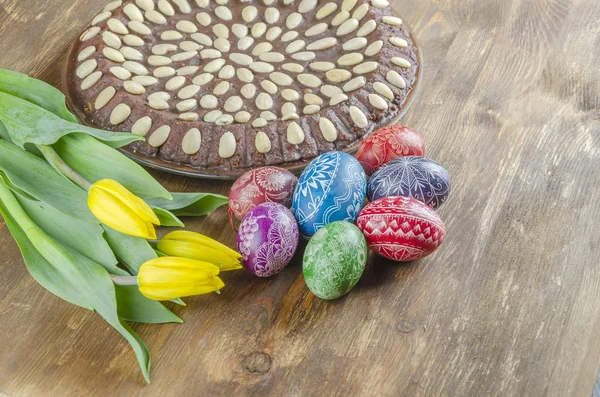 Renkli Paskalya Yumurtaları Paskalya Kek Lale Ahşap Tablo — Stok fotoğraf
