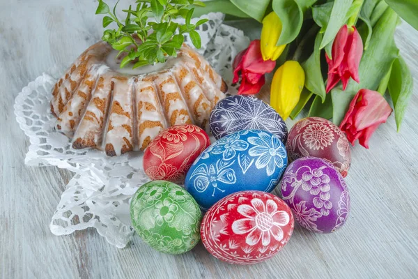 Barevné Velikonoční Vajíčka Velikonoční Dort Tulipány Dřevěný Stůl — Stock fotografie