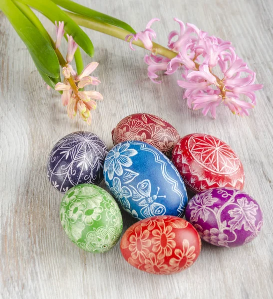 Bunte Ostereier Und Rosa Hyazinthenblüten Auf Holztisch — Stockfoto