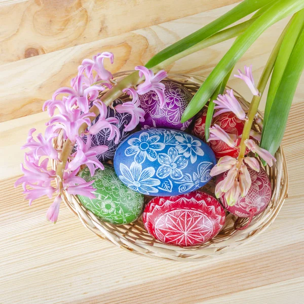 Colorful Easter Eggs Pink Hyacinth Flowers Wooden Table — Stock Photo, Image